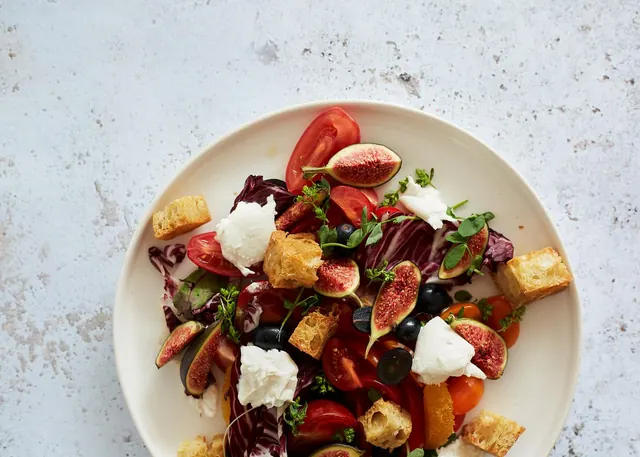 Fig, tomato and burrata salad with croutons